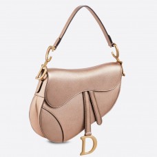 Borsa a tracolla Dior in pelle di vitello martellata metallizzata color champagne. Borsa a tracolla Dior in pelle di vitello martellata metallizzata color champagne.