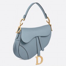 Borsa a tracolla Dior in pelle di vitello martellata azzurra. Borsa a tracolla Dior in pelle di vitello martellata azzurra.