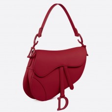 Borsa Dior Saddle in pelle di vitello opaca color rosso ciliegia.