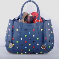 Borsa Fendi B Fab grande con manico superiore in pelle blu e decorazioni gioiello multicolore. Borsa Fendi B Fab grande con manico superiore in pelle blu e decorazioni gioiello multicolore.