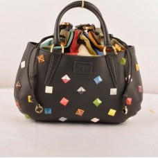 Borsa Fendi B Fab media con manico superiore, in pelle Ferrari nera con borchie e applicazioni gioiello multicolore.