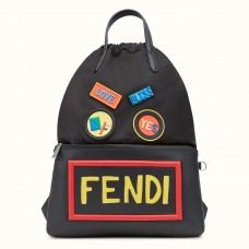 Zaino Fendi nero con coulisse e applicazioni.